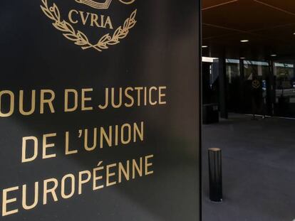 Cartel en la entrada del Tribunal de Justicia de la Uni&oacute;n Europea