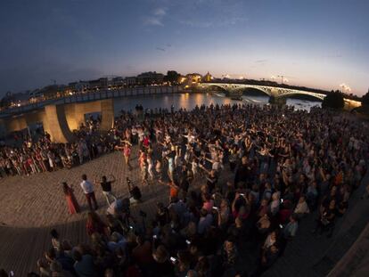 'Flashmob' inaugural de la Bienal de Sevilla a cargo de José Galán y su compañía de flamenco inclusivo.