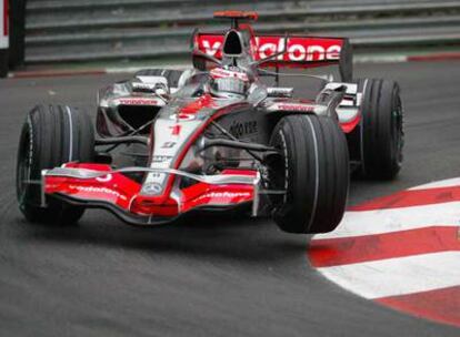 Fernando Alonso, durante la sesión clasificatoria de ayer, en una curva cerrada.