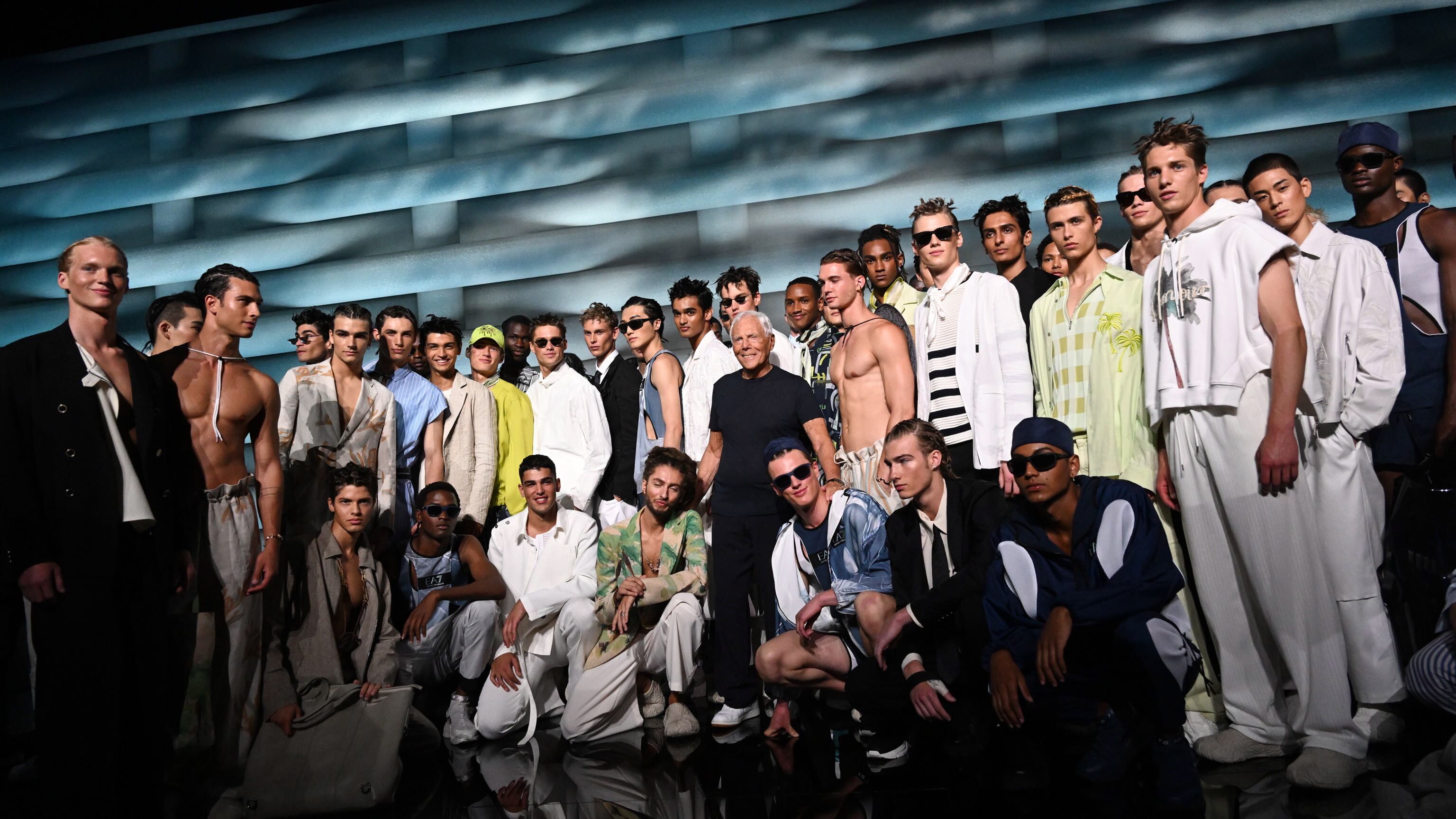 Giorgio Armani posa con sus modelos al final del desfile de Emporio Armani celebrado en Milán el 18 de junio de 2022.