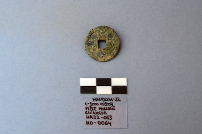 Una moneda de origen chino encontrada en los primeros días de la excavación. Acuñadas a partir del siglo XI, está pendiente de una datación correcta hasta que pueda ser restaurada.