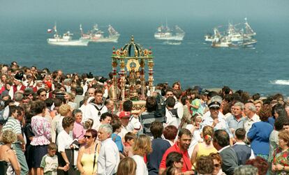 Muxía (A Coruña), 15 de agosto de 1977. Procesión de la Virgen de la Barca, a la que acompañan decenas de barcos desde el mar.