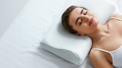 Artículo de EL PAÍS Escaparate que describe la almohada viscoelastica para cervicales con mejor nota media en Amazon