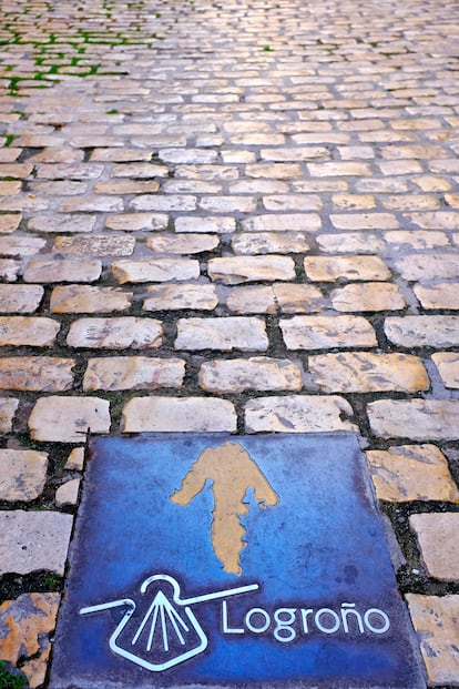 Flecha amarilla y vieira que indican un tramo del Camino de Santiago a su paso por la ciudad de Logroño (La Rioja).  