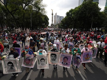 Familiares de los estudiantes desaparecidos en Iguala marchan en la Ciudad de México.