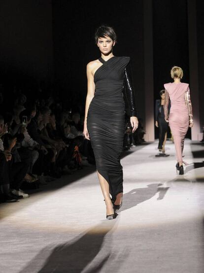 Kendall Jenner desfila en la pasarela de Tom Ford.