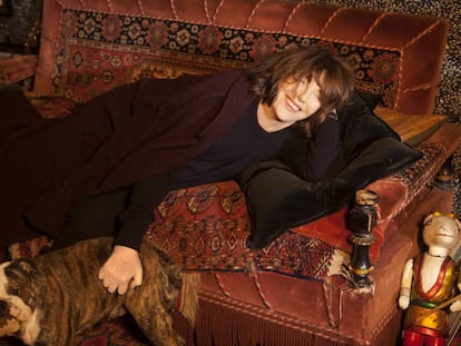 Jane Birkin, tumbada en un sofá en un hotel de París.