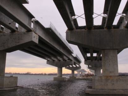 Puente de Saint Laurent en la autopista canadiense A30. 