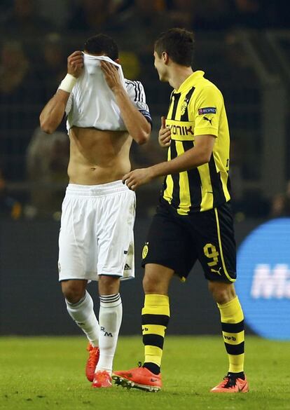 Lewandowski mira a Pepe después de uno de los goles.