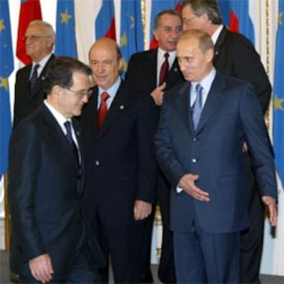 Putin deja pasar al presidente de la Comisión Europea, Romano Prodi para la foto de familia de esta mañana en San Petersburgo.