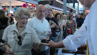 El tast popular de musclos i cava al mercat del Ninot.