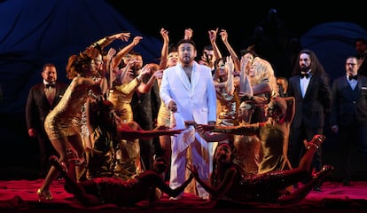 Javier Camarena, en el papel de duque de Mantua, en un ensayo de 'Rigoletto' rodeado de actores y bailarinas.