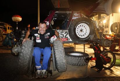 Una imagen tomada el 7 de enero de 2014 muestra al piloto español Albert Llovera frente a su vehículo en la localidad de San Juan (Argentina) durante el paso del rally Dakar 2014. "Este rally es brutal. ¡Es la carrera de cada loco con su cacharro!", dijo Llovera en entrevista con Efe.