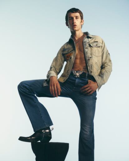 Alternativas al pitillo: el vaquero ‘boot cut’ (acampanado a media pierna) de la colaboración GANT x Wrangler.