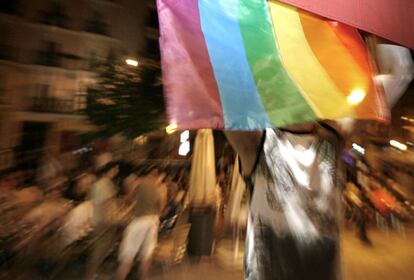 La bandera arcoíris, símbolo del colectivo LGBT (lesbianas, gays, bisexuales y transexuales).