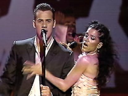 Ramón del Castillo interpreta <i>Para llenarme de ti</i> en el 49º Festival de Eurovisión.
