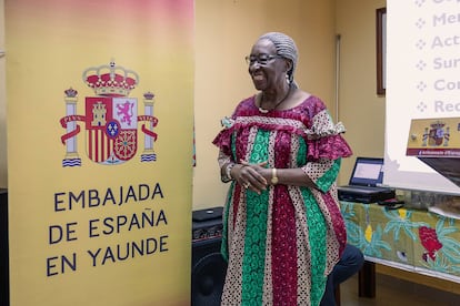 La profesora Rose Leke, experta camerunesa en malaria, durante la proyección de 'Think Outside the Box'  en Yaundé, Camerún el 20 de noviembre de 2024.