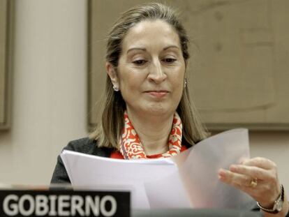 La ministra de Fomento, Ana Pastor, durante su comparecencia ante la Comisión de Fomento del Congreso de los Diputados.