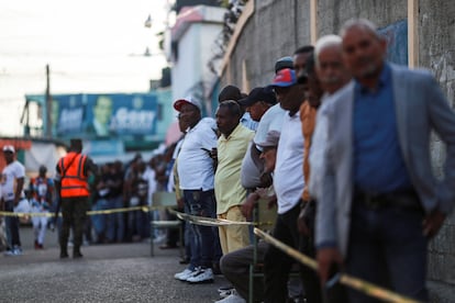 Dominicanos esperan fuera de un colegio electoral el día de las elecciones presidenciales en Santo Domingo (República Dominicana), el 19 de mayo. 