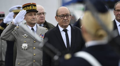 El ministro de Defensa franc&eacute;s, Jean-Yves Le Drian, en la sede del directorio de inteligencia militar, al norte de Par&iacute;s