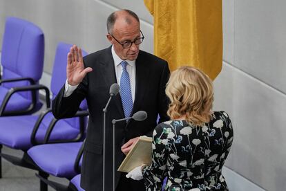 Friedrich Merz presta juramento al cargo ante la presidenta del Parlamento, Julia Kloeckner, tras ser elegido nuevo canciller en el Bundestag, este martes en Berlín.