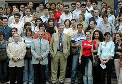 Valentí Fuster, con alumnos del curso que ha dictado en la Universidad Menéndez Pelayo en Santander.