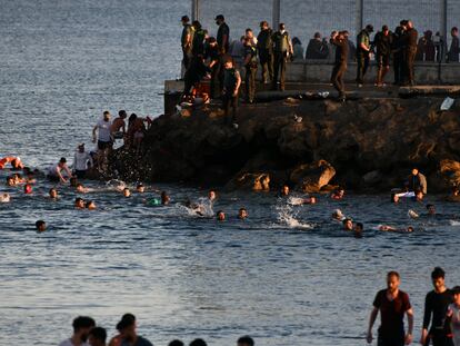 17-05-2021 Personas migrantes en la playa del Tarajal, a 17 de mayo de 2021, en Ceuta (España). España ha movilizado al Ejército en la ciudad tras la entrada de más de 5.000 marroquíes en 24 horas.
POLITICA 
Antonio Sempere - Europa Press
