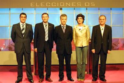 Patxi López (PSE-EE), Juan José Ibarretxe (PNV-EA), Jaime Otamendi (moderador), María San Gil (PP) y Javier Madrazo (EB), antes de iniciar el debate.