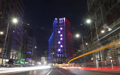 El Palacio Albania, un edificio de apartamentos del centro de Belgrado (Serbia) se ilumina de azul, blanco y rojo en honor de las víctimas del atentado de París.