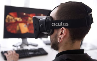 Un usuario prueba Oculus Rift