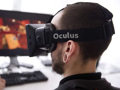 Un usuario prueba Oculus Rift