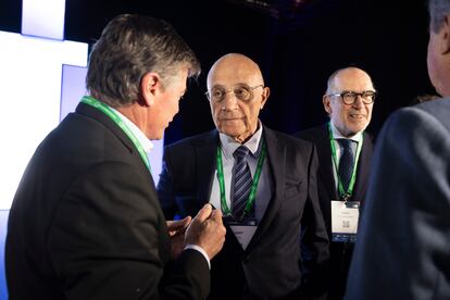 El presidente del Banco Sabadell, Josep Oliu, conversa con Antoni Cañete, presidente de Pimec, este lunes.