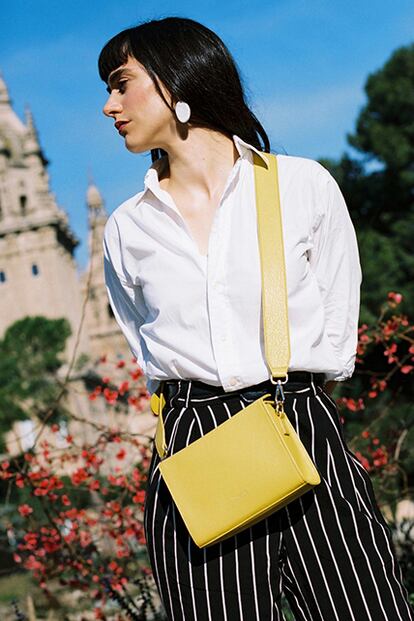 Sur Sac

Ana Gallego, alma máter de Sur Sac, diseña y fabrica complementos en Barcelona. Sus bolsos de piel aúnan calidad y diseño y son perfectos para el día a día. La bandolera Valentina Mini en tonos pastel (en la imagen) es un sí rotundo para este verano.