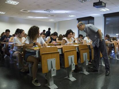 Alumnos hacen la prueba de selectividad en la facultad de ingeniería de la Universidad Autónoma de Barcelona.