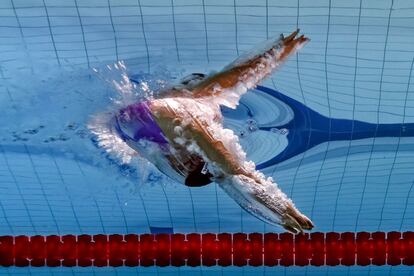 Una imagen tomada bajo el agua muestra a la ganadora del oro durante la competición.