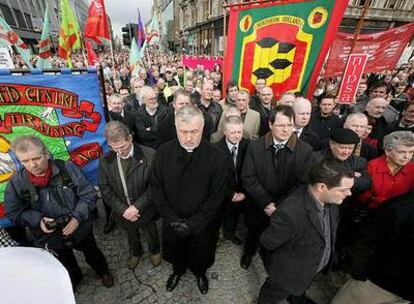 Miles de personas guardan un minuto de silencio frente al Ayuntamiento de Belfast para pedir el fin de la violencia.