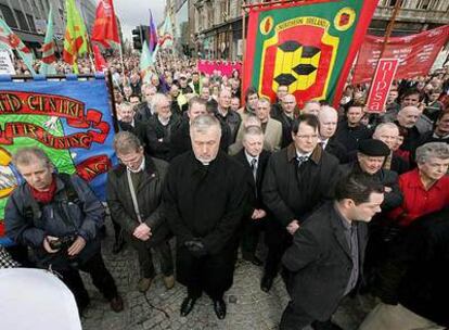 Miles de personas guardan un minuto de silencio frente al Ayuntamiento de Belfast   para pedir el fin de la violencia.