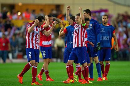 Los jugadores del Atlético celebran su pase a semifinales tras derrotar al Barcelona.