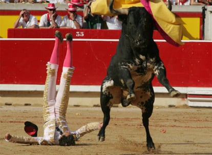 David Mora en el momento de ser volteado cuando recibió su segundo toro a porta gayola.