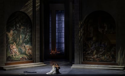 La soprano Lisette Oropesa y el tenor Charles Castronovo en el cuadro de Saint-Sulpice, del tercer acto de ‘Manon’, ambientado con sendas reproducciones de Delacroix, el pasado 3 de octubre en Valencia.