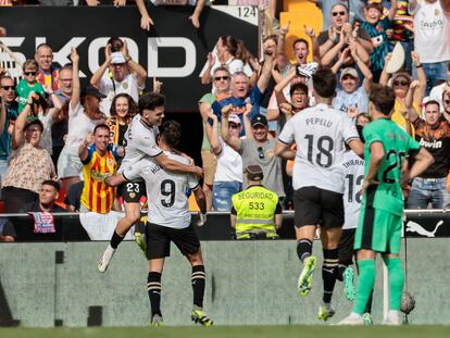 El delantero del Valencia Hugo Duro celebra su segundo gol en el partido de este sábado contra el Atlético de Madrid.