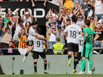 El delantero del Valencia Hugo Duro celebra su segundo gol en el partido de este sábado contra el Atlético de Madrid.