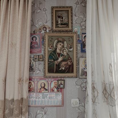 Iconos ortodoxos tradicionales en una casa del pueblo de Tserovani, uno de los campamentos de refugiados construidos por el Gobierno georgiano a lo largo de la Línea Administrativa Fronteriza (ABL, por sus siglas en inglés). Las señales fronterizas verdes, que aparecieron por primera vez en 2017 y ahora no paran de surgir a lo largo de la zigzagueante frontera, advierten de que está prohibido cruzar lo que se ha declarado “frontera estatal”. Aunque no se especifica de qué Estado.