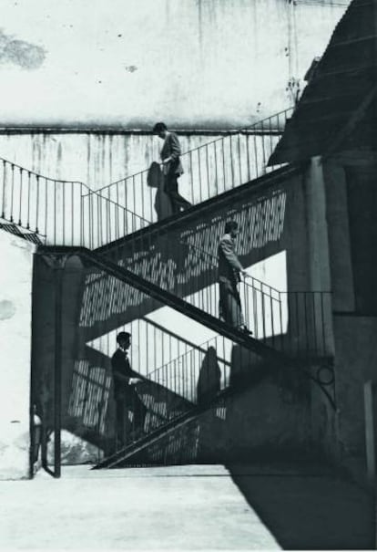 'Unos suben y otros bajan' (1940), fotografía de Lola Álvarez Bravo.