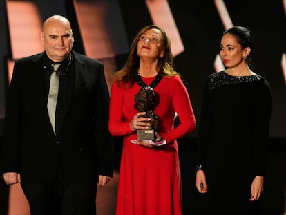 Antonio Saura, hijo de Carlos Saura, con la actriz Eulalia Ramon, su viuda, y su hermana Anna, tras recibir el Goya de Honor al director fallecido, realizaron un discurso reivindicando la sanidad pública.