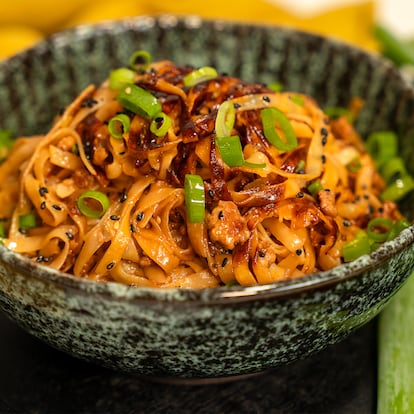 Fideos hoisin: los ‘noodles’ chinos fáciles con la salsa del pato Pekín