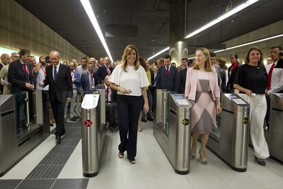 De la Torre, Díaz, Pastor y Cortés pasan por la zona de control del metro de Málaga, inaugurado este miércoles.
