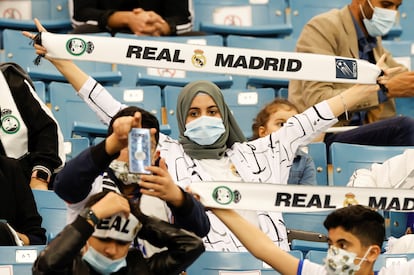 Aficionada en las gradas antes del partido entre el Real Madrid y el Barcelona en Riad.