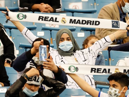 Aficionada en las gradas antes del partido entre el Real Madrid y el Barcelona en Riad.