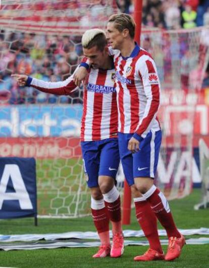 Antoine Griezmann y Fernando Torres luciendo pelos en el campo.